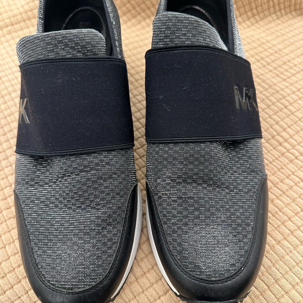 Casual sneakers